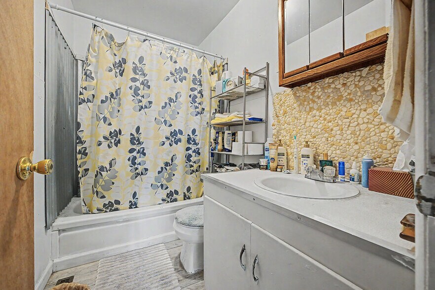 More Photos Of 630 W 6th St, Craig Apartments For Sale