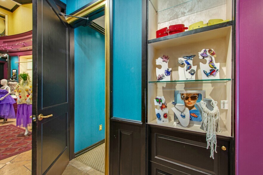 More Photos Of 9625-9647 Brighton Way, Beverly Hills Office For Lease