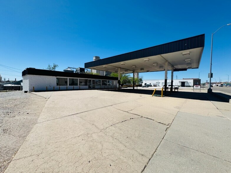 Primary Photo Of 506 E B St, McCook Service Station For Sale