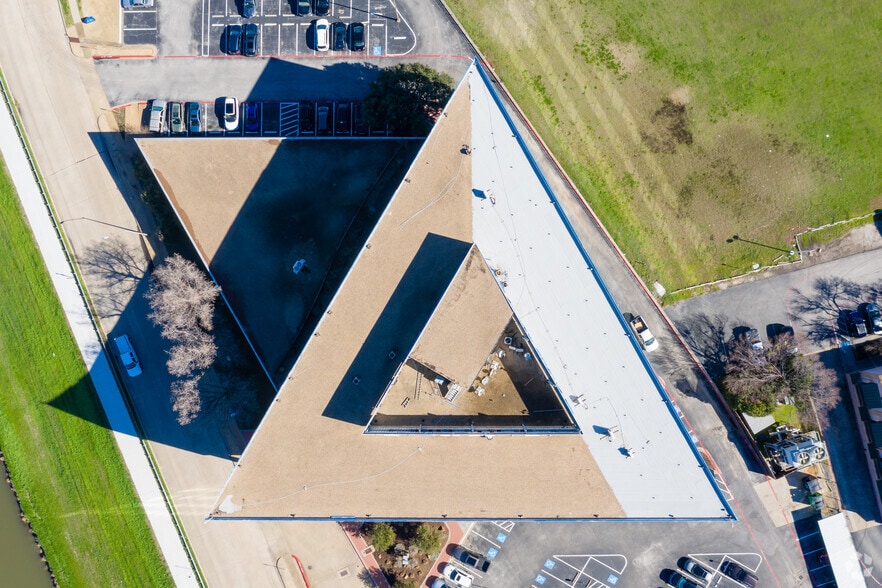 More Photos Of 2501 Parkview Dr, Fort Worth Office For Lease