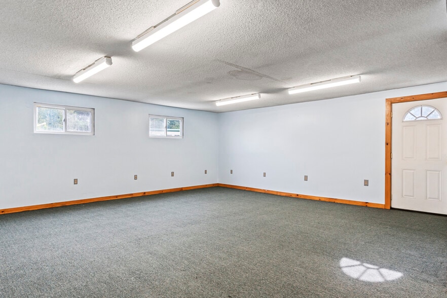 More Photos Of 680 Maine Ave, Farmingdale Storefront Retail Office For Lease