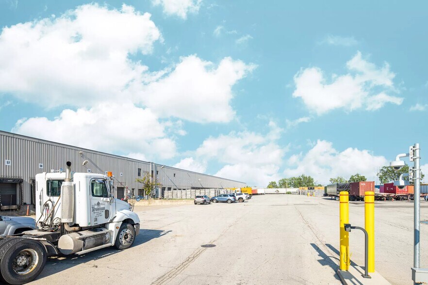 More Photos Of 5100 W 70th Pl, Bedford Park Manufacturing For Lease