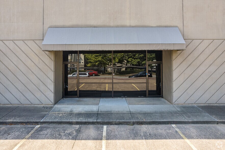More Photos Of 2201 Brookwood Dr, Little Rock Light Distribution For Lease