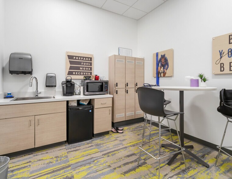 More Photos Of 808 S Vanguard Way, Meridian General Retail For Sale