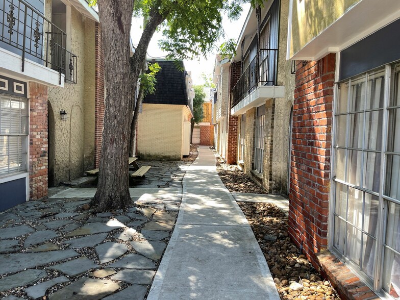 More Photos Of 310 Waco Ave, League City Apartments For Sale