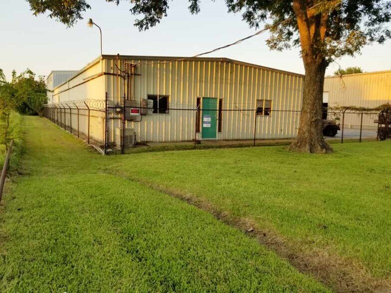 More Photos Of 410 W Canino Rd, Houston Manufacturing For Sale