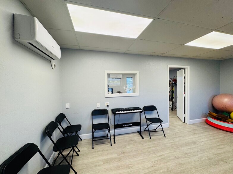 More Photos Of 4509 Bee Ridge Rd, Sarasota Medical For Sale