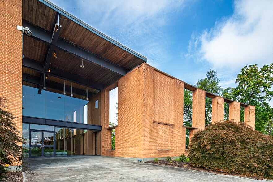 More Photos Of 2400 Bernville Rd, Reading Office For Sale