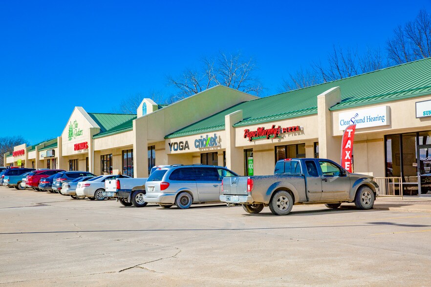 More Photos Of 1703-1745 E Ohio St, Clinton Freestanding For Sale