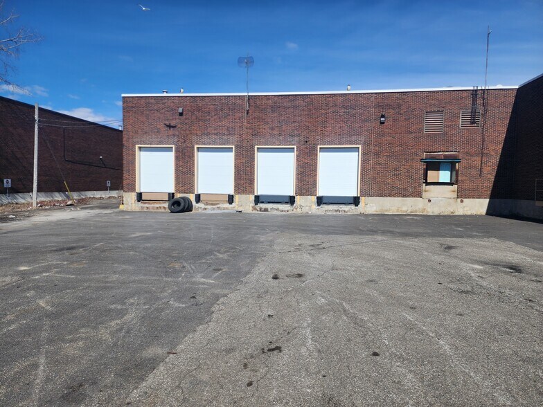 More Photos Of 5655-5695 Rue Ferrier, Mont-Royal Warehouse For Sale