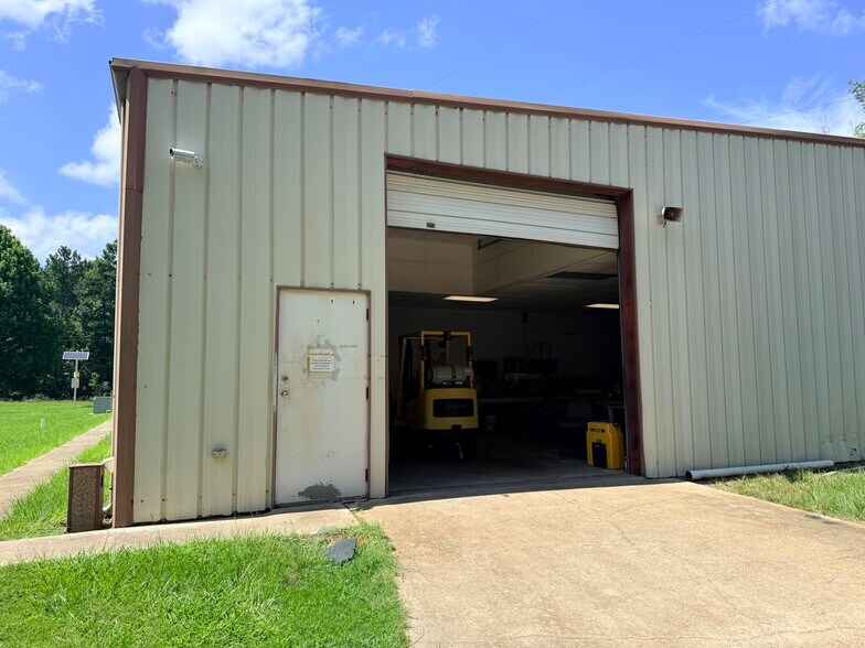 More Photos Of 1310 Commerce St, Marshall Light Distribution For Sale