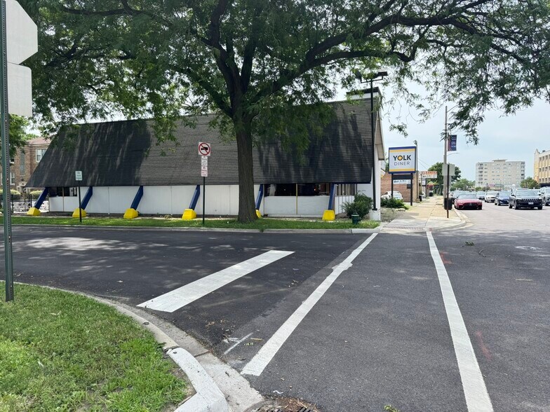 More Photos Of 7301 North Ave, River Forest Restaurant For Lease