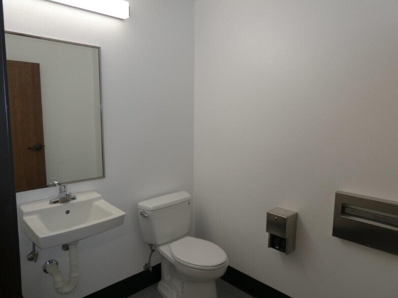 More Photos Of 1411 Railroad St, Glendale Warehouse For Lease