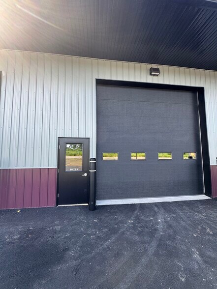 More Photos Of 10 Regency Oaks Blvd, Rochester Warehouse For Lease