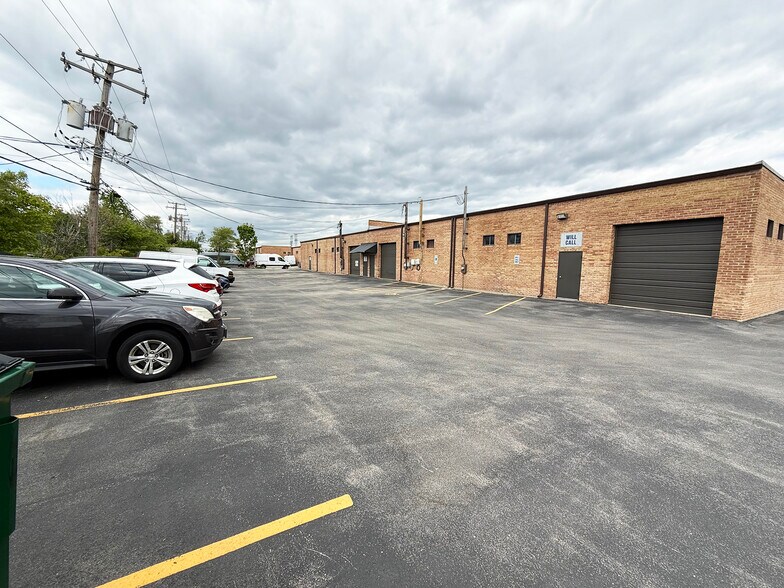 More Photos Of 500-502 Crossen Ave, Elk Grove Village Warehouse For Lease