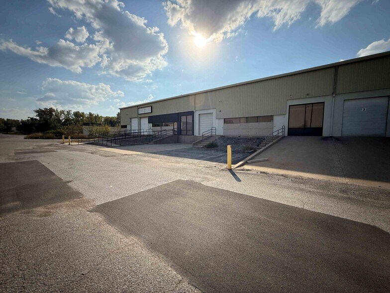 More Photos Of 937 E 53rd St, Davenport Warehouse For Lease