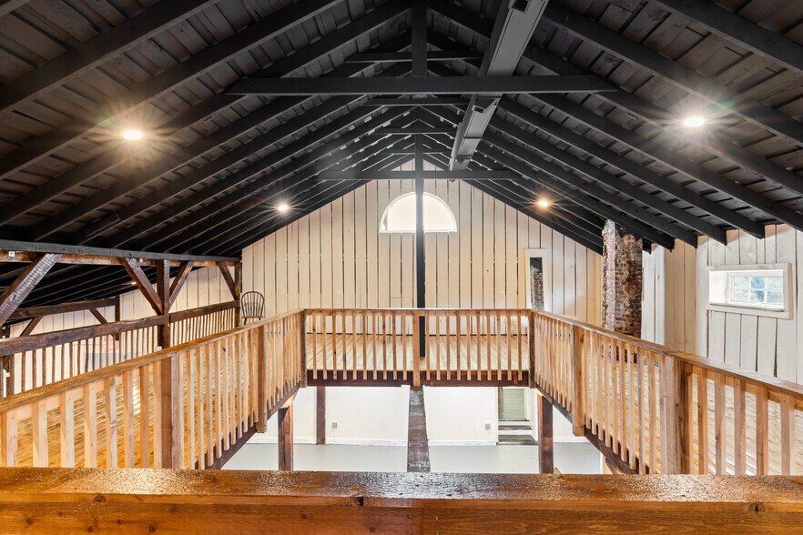 More Photos Of 20704 Ashburn Rd, Ashburn Unknown For Lease