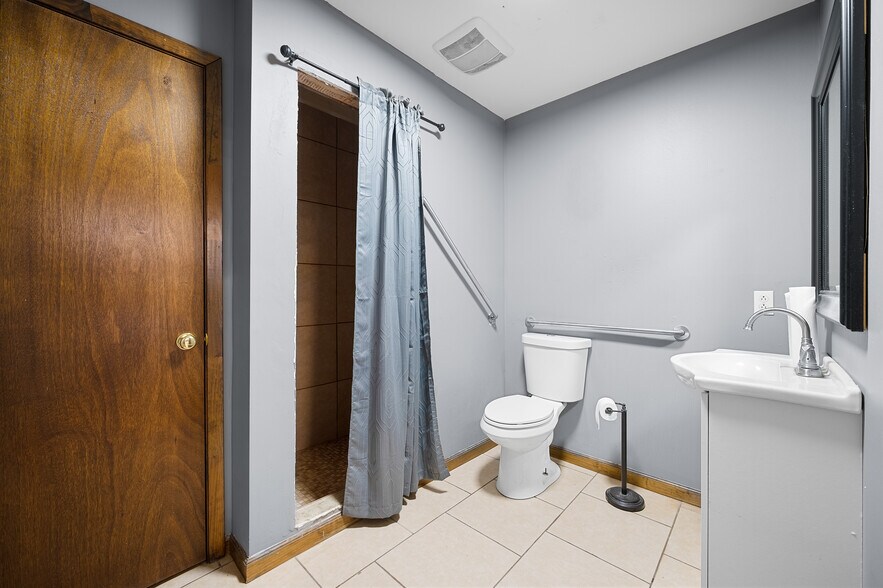 More Photos Of 10462 Hwy 165 S, Forest Hill Warehouse For Sale