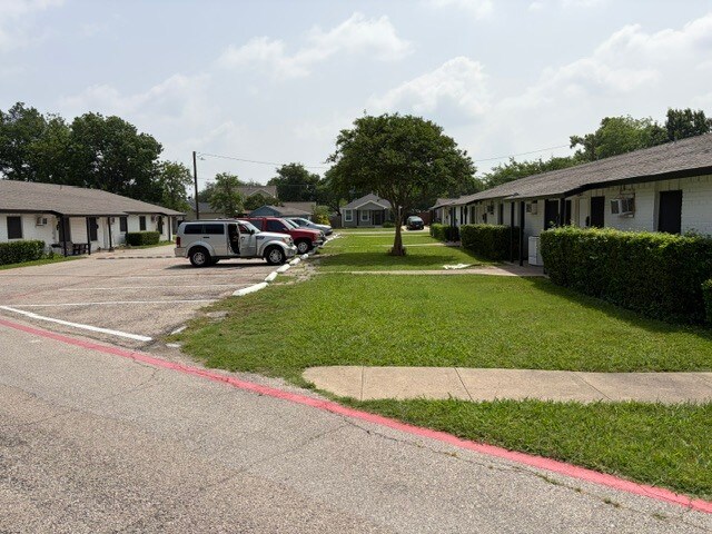 More Photos Of 700 W Avenue G, Garland Apartments For Sale