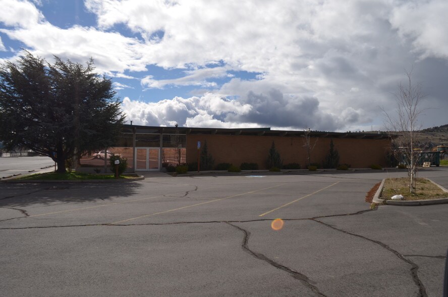 More Photos Of 1120 S Spring St, Klamath Falls Warehouse For Sale