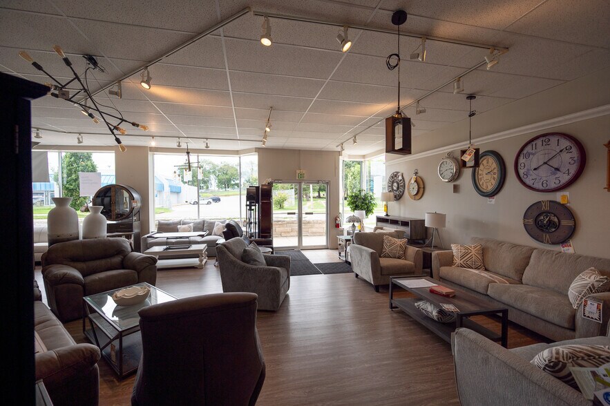 More Photos Of 515 S Walnut St, Bloomington Storefront For Sale