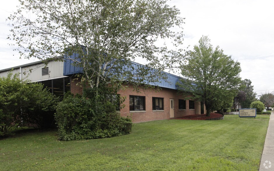 More Photos Of 1 Aerial Way, Syosset Office For Lease