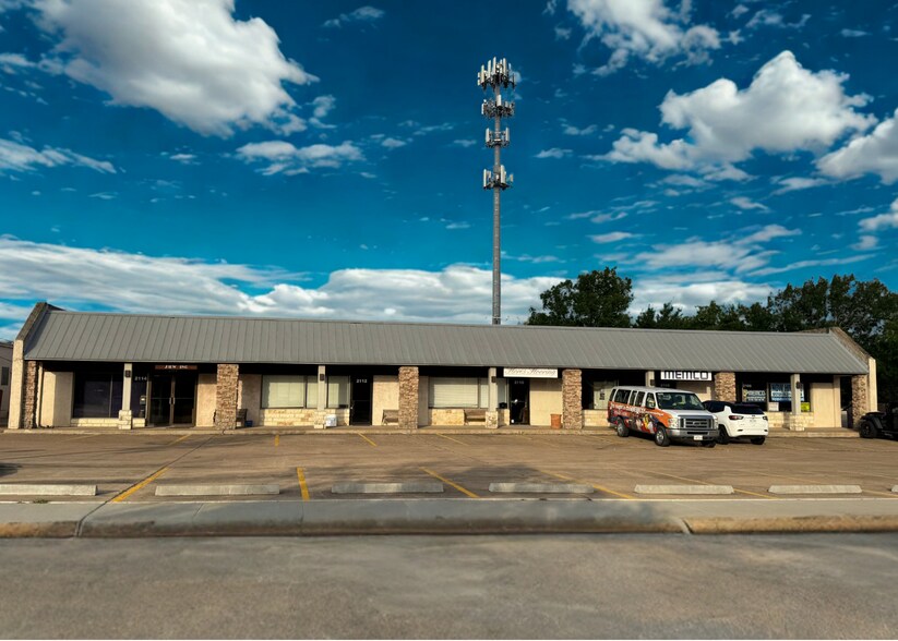 More Photos Of 2108 Southwood Dr, College Station Office For Lease