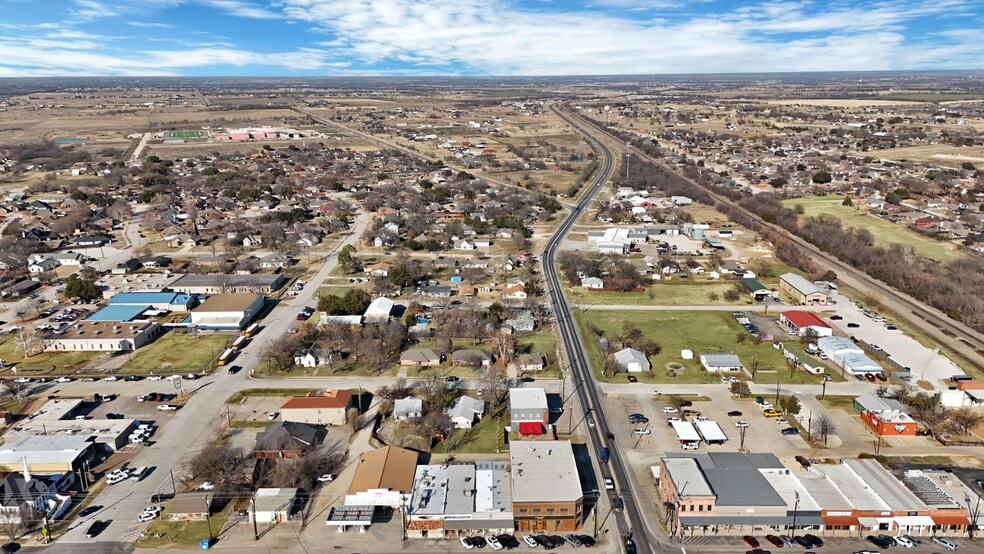 More Photos Of 204 W Mccart St, Krum Storefront Retail Office For Sale