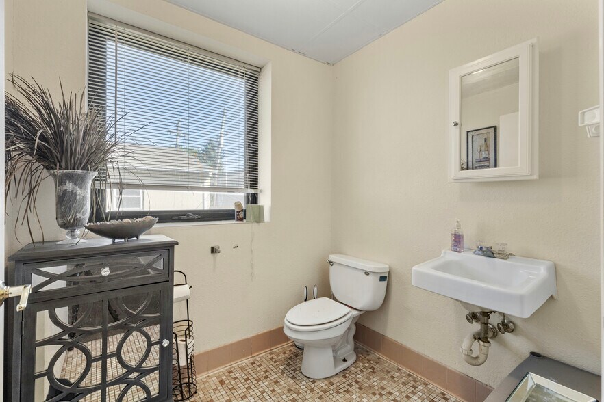 More Photos Of 2713 S Chicago Ave, South Milwaukee Office For Sale