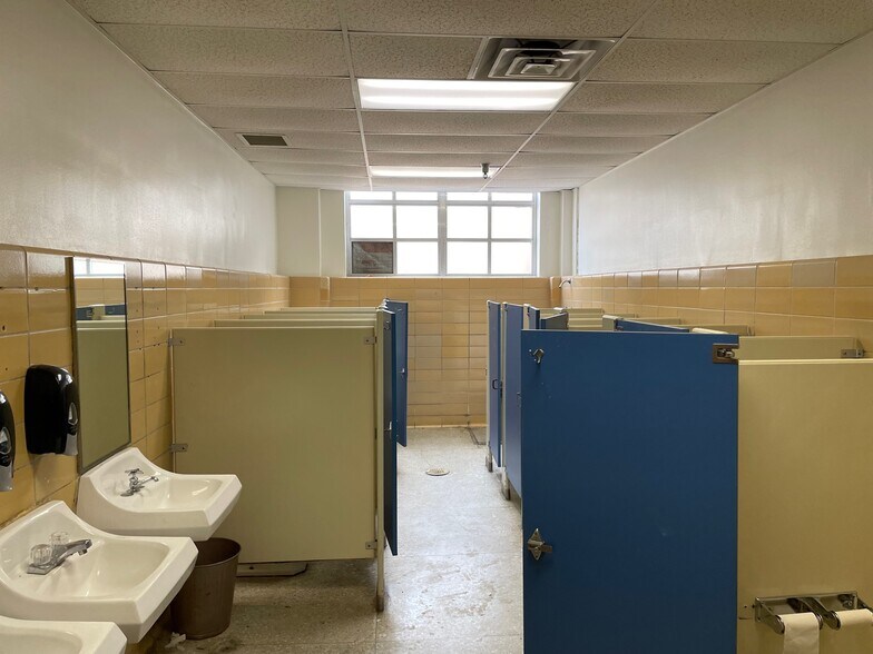 More Photos Of 216 E College St, Seguin Flex For Sale