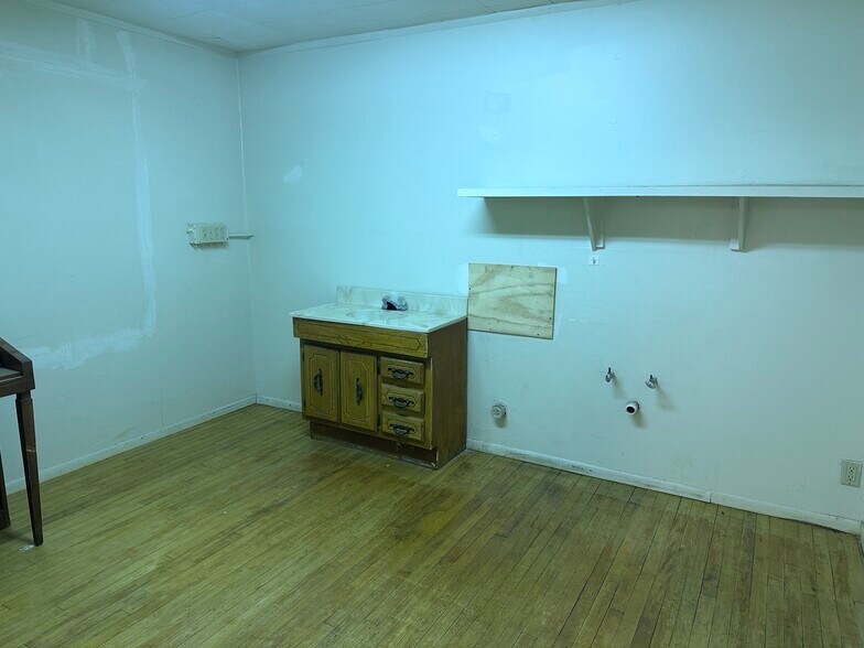 More Photos Of 860 W 4th St, Benson Flex For Sale