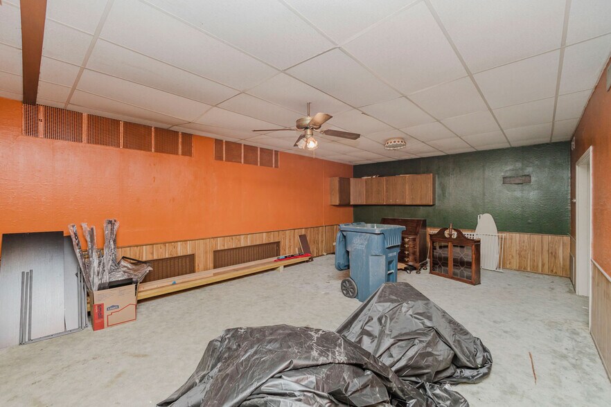 More Photos Of 110 N Poplar St, Hutchinson Warehouse For Sale
