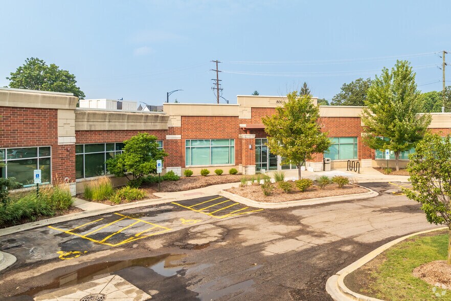 More Photos Of 800 E Woodfield Rd, Schaumburg Medical For Sale