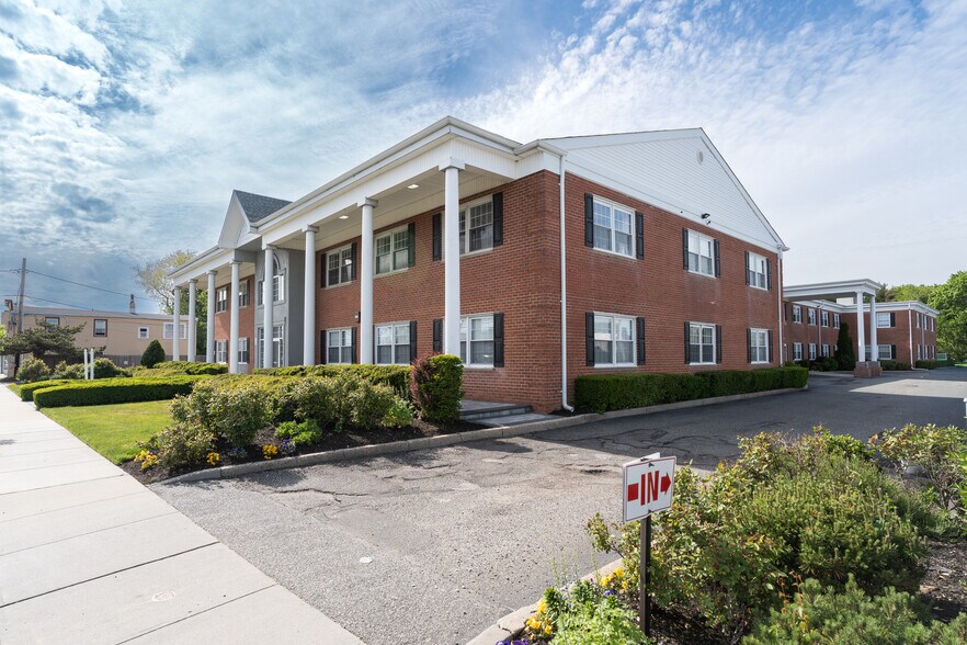 More Photos Of 475 E Main St, Patchogue Medical For Sale