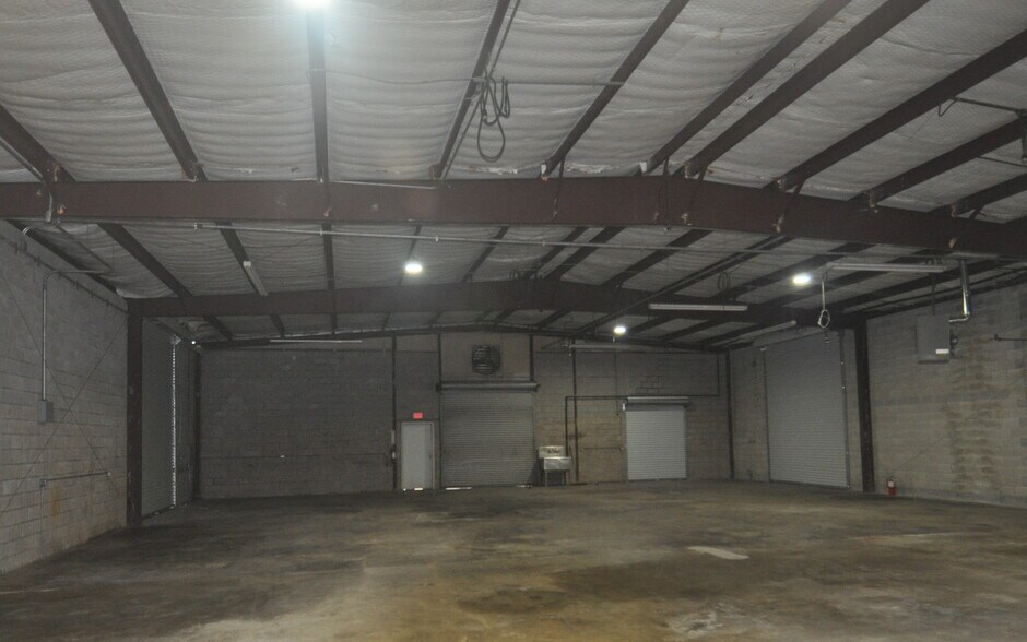 More Photos Of 1516 Falcon Dr, DeSoto Industrial For Lease