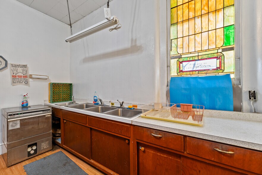 More Photos Of 729 Mason St, Milton Office For Sale