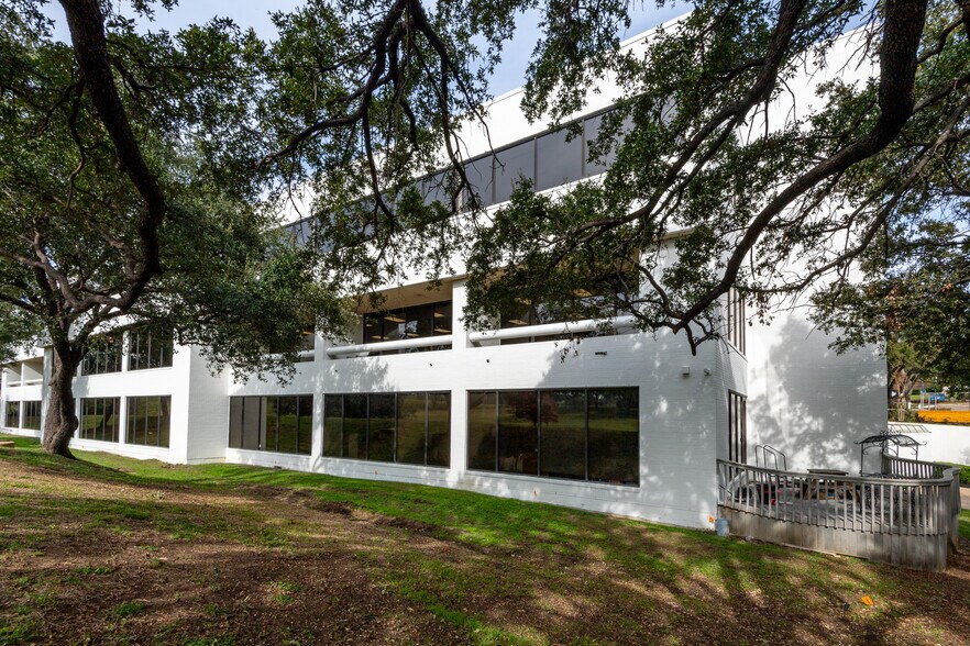 More Photos Of 104 Decker Ct, Irving Unknown For Lease