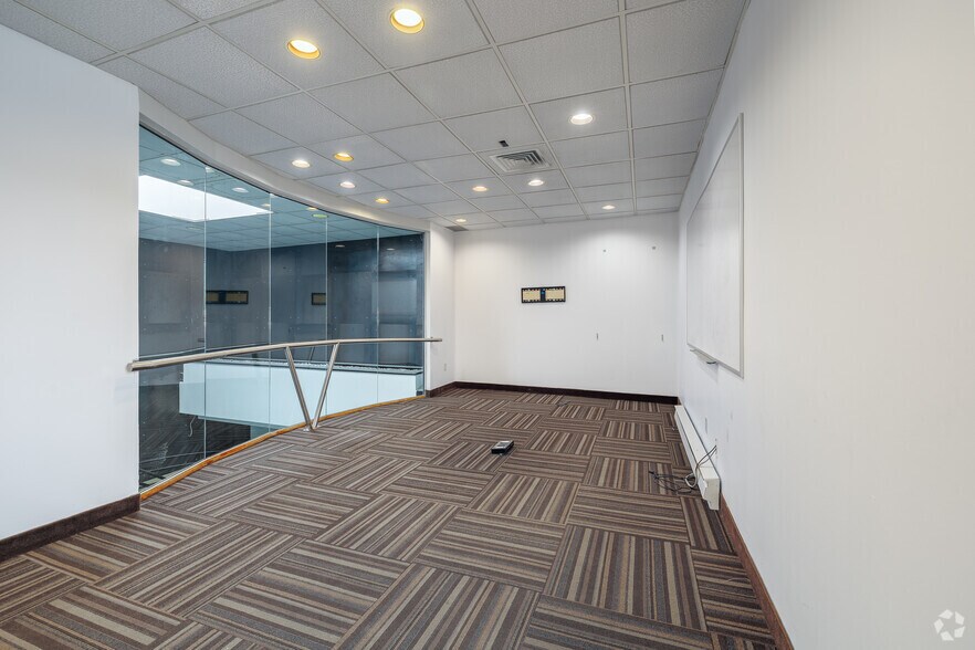 More Photos Of 425 Rue Guy, Montréal Light Distribution For Lease