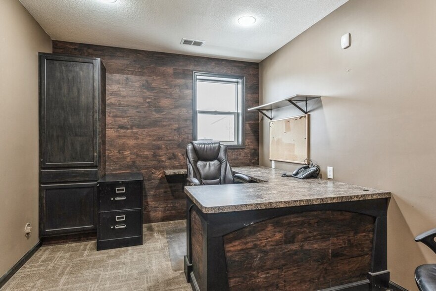 More Photos Of 114 Thomas Cir, Monticello Warehouse For Lease