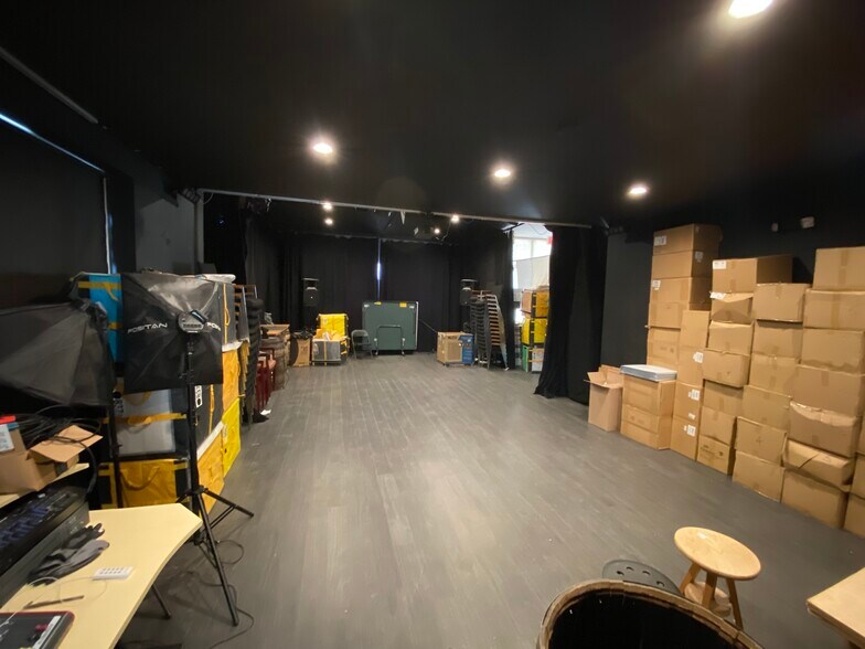 More Photos Of 72-76 N Broadway St, Des Plaines Light Distribution For Sale