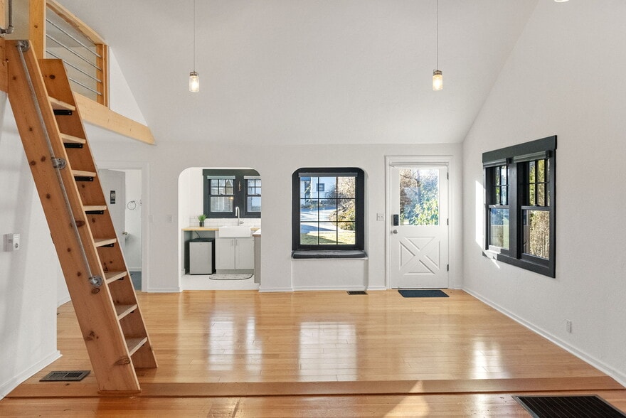 More Photos Of 15 NW Franklin Ave, Bend Office For Sale
