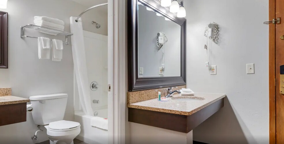 More Photos Of 2050 S US 41, Marquette Hotel For Sale