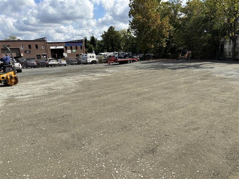 More Photos Of 8395 Euclid Ave, Manassas Park Warehouse For Lease