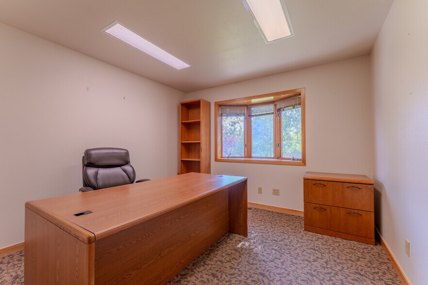 More Photos Of 890 N 2nd St, Lander Office For Sale