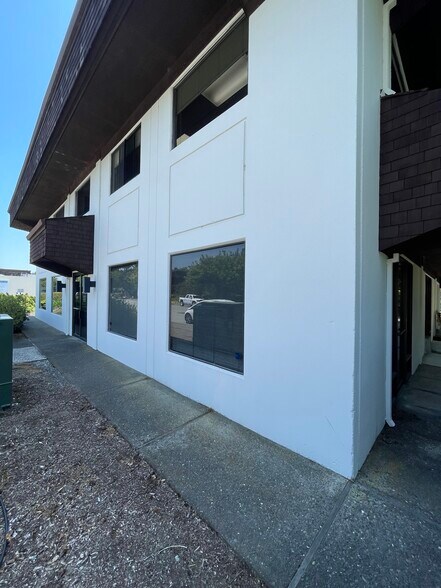 More Photos Of 4 Commercial Blvd, Novato Manufacturing For Lease