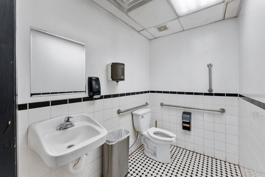 More Photos Of 4201 E Lake St, Minneapolis Auto Dealership For Sale