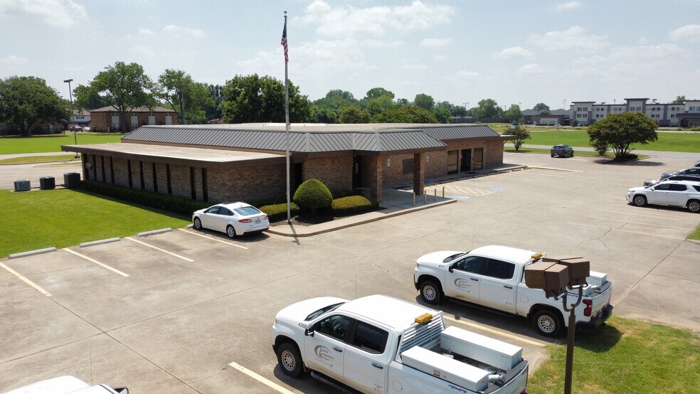 More Photos Of 449 S Broadway St, Joshua Bank For Sale