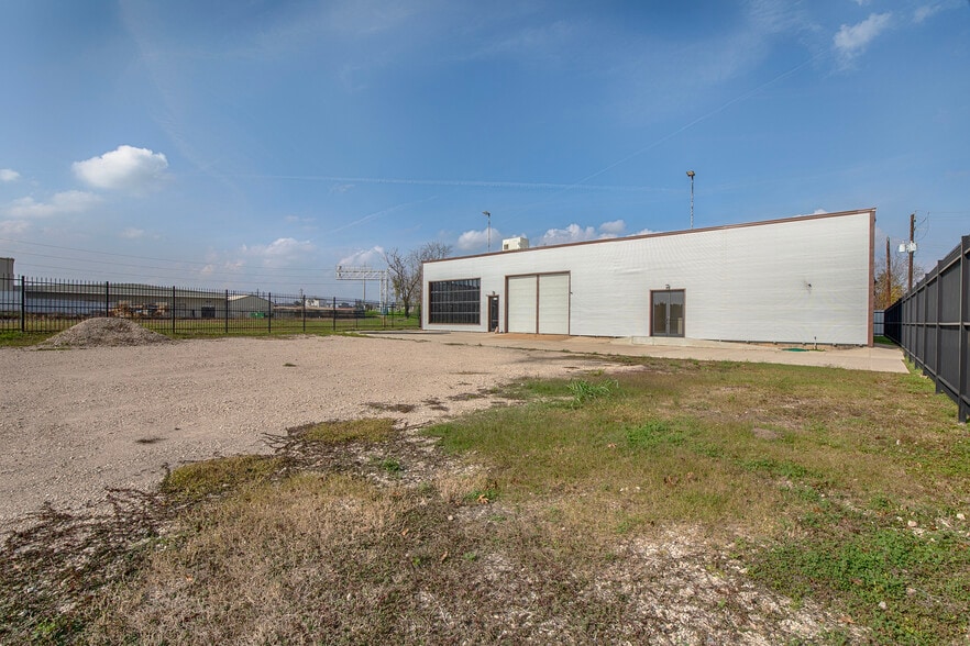 More Photos Of 2219 Brooks St, Houston Warehouse For Sale