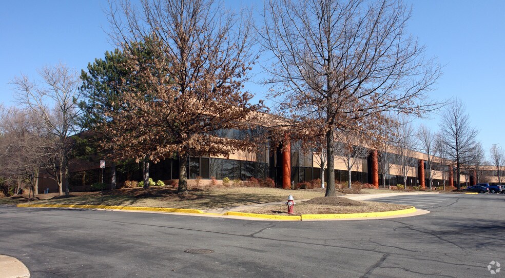 More Photos Of 14000 Thunderbolt Pl, Chantilly Showroom For Lease