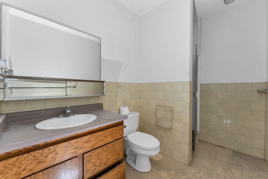 More Photos Of 2629 Waiwai Loop, Honolulu Warehouse For Sale